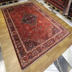 فرش دستباف ميمه طرح لچک و ترنج سایز قالي رنگ زمینه لاكي رنگ حاشیه سرمه اي کد ۳۹۳۰۷