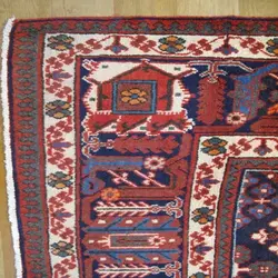 فرش دستباف ميمه طرح لچک و ترنج سایز قالي رنگ زمینه لاكي رنگ حاشیه سرمه اي کد ۳۹۳۰۷