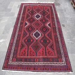 فرش دستباف لري اولاد طرح قابي سایز قالي رنگ زمینه لاكي رنگ حاشیه سرمه اي کد ۳۹۳۱۲