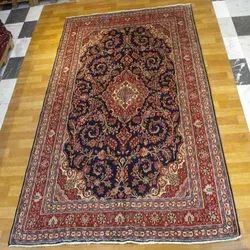 فرش دستباف همدان شهرباف طرح لچک و ترنج سایز قالي رنگ زمینه سرمه اي رنگ حاشیه لاكي کد ۳۹۳۱۵