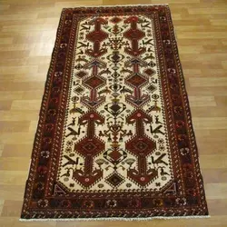 فرش دستباف نصرآباد قشقایی طرح سراسر سایز قاليچه رنگ زمینه كرم رنگ حاشیه لاكي کد ۳۹۳۱۹