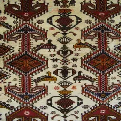 فرش دستباف نصرآباد قشقایی طرح سراسر سایز قاليچه رنگ زمینه كرم رنگ حاشیه لاكي کد ۳۹۳۱۹