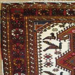 فرش دستباف نصرآباد قشقایی طرح سراسر سایز قاليچه رنگ زمینه كرم رنگ حاشیه لاكي کد ۳۹۳۱۹