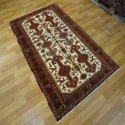 فرش دستباف نصرآباد قشقایی طرح سراسر سایز قاليچه رنگ زمینه كرم رنگ حاشیه لاكي کد ۳۹۳۱۹