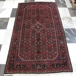 فرش دستباف انجلاس همدان طرح لچک و ترنج سایز قاليچه رنگ زمینه رناسي رنگ حاشیه سرمه اي کد ۳۹۳۴۱