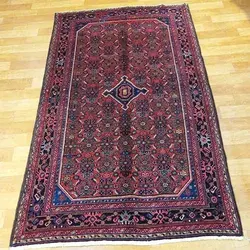 فرش دستباف انجلاس همدان طرح لچک و ترنج سایز قاليچه رنگ زمینه رناسي رنگ حاشیه سرمه اي کد ۳۹۳۴۱
