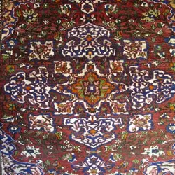فرش دستباف مبارکه طرح لچک و ترنج سایز قاليچه رنگ زمینه لاكي رنگ حاشیه سرمه اي کد ۳۹۳۶۱