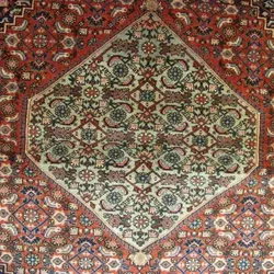 فرش دستباف بيجار طرح ترنجي ماهي سایز ذرع و نيم رنگ زمینه لاكي رنگ حاشیه سرمه اي کد ۳۹۴۱۵