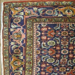 فرش دستباف بيجار طرح ترنجي ماهي سایز ذرع و نيم رنگ زمینه لاكي رنگ حاشیه سرمه اي کد ۳۹۴۱۵