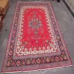 فرش دستباف وینتیج خوي طرح لچک و ترنج سایز قالي رنگ زمینه لاكي رنگ حاشیه سرمه اي کد ۳۹۴۳۹