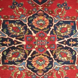 فرش دستباف وینتیج خوي طرح لچک و ترنج سایز قالي رنگ زمینه لاكي رنگ حاشیه سرمه اي کد ۳۹۴۳۹