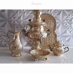 سماور ذغالی برنجی 4 لیتری با سرویس 8 تکه، قلمزنی دست، ضحیم و قابل استفاده