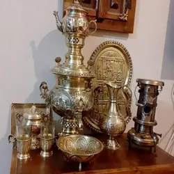 سماور ذغالی برنجی 4 لیتری همراه با سرویس 11 پارچه، قلم دست دارای مهر و ضمانت