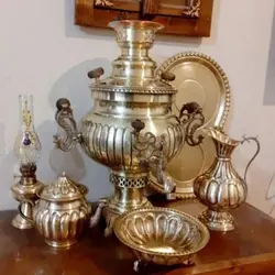 سماور ذغالی 6 لیتری، خط دار عدسی همراه با سرویس برنجی، دسته ماهی و شیر خروسی