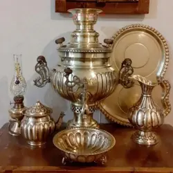 سماور ذغالی 6 لیتری، خط دار عدسی همراه با سرویس برنجی، دسته ماهی و شیر خروسی