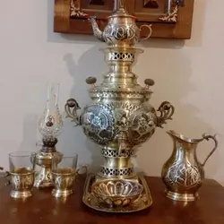 سماور ذغالی 3 لیتری همراه با سرویس 8 پارچه برنجی، قلم دست، ضخیم و قابل استفاده