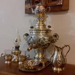 سماور ذغالی 3 لیتری همراه با سرویس 8 پارچه برنجی، قلم دست، ضخیم و قابل استفاده