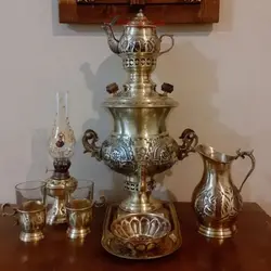 سماور ذغالی برنجی 2 لیتری همراه با سرویس 8 تکه برنجی، قلم دست و مناسب دکور