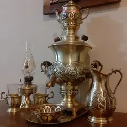 سماور ذغالی برنجی 2 لیتری همراه با سرویس 8 تکه برنجی، قلم دست و مناسب دکور