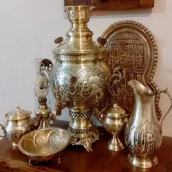 سماور ذغالی برنجی 6 لیتری طرح پایه گل، همراه با سرویس 7 پارچه برنجی، پایه گل