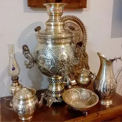 سماور ذغالی برنجی 6 لیتری طرح پایه گل، همراه با سرویس 7 پارچه برنجی، پایه گل