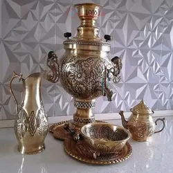 سماور ذغالی برنجی 6 لیتری طرح گل، همراه با سرویس تمام برنجی، دسته ماهی بسیار زیبا