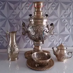 سماور ذغالی برنجی 6 لیتری طرح گل، همراه با سرویس تمام برنجی، دسته ماهی بسیار زیبا