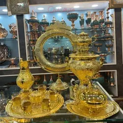 سماور برقی 6 لیتری، قلم زده، آب طلا پلان، به همراه کاسه بشقاب قلم اعلاء، با کیفیت و ماندگار