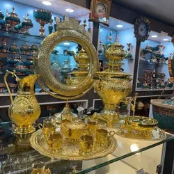 سماور برقی 6 لیتری، قلم زده، آب طلا پلان، به همراه کاسه بشقاب قلم اعلاء، با کیفیت و ماندگار