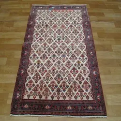 فرش دستباف ميمه طرح سراسر سایز ذرع و نيم رنگ زمینه كرم رنگ حاشیه سرمه اي کد ۳۹۴۴۱