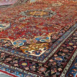 فرش دستباف بيجار طرح لچک و ترنج سایز قالي رنگ زمینه لاكي رنگ حاشیه سرمه اي کد ۳۹۴۵۲