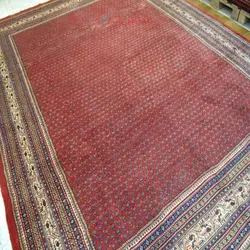 فرش دستباف ساروق مير طرح بته مير سراسر سایز قالي رنگ زمینه لاكي رنگ حاشیه كرم کد ۳۹۴۷۸