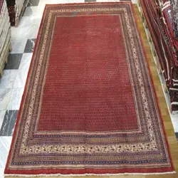 فرش دستباف ساروق مير طرح بته مير سراسر سایز قالي رنگ زمینه لاكي رنگ حاشیه كرم کد ۳۹۴۷۸