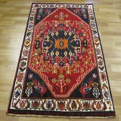 فرش دستباف گبه طرح لچک و ترنج سایز قاليچه رنگ زمینه لاكي رنگ حاشیه كرم کد ۳۹۵۲۹