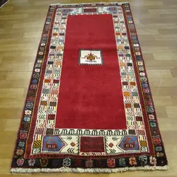 فرش دستباف شیراز طرح لچک و ترنج سایز قاليچه رنگ زمینه كرم رنگ حاشیه سرمه اي کد ۳۹۵۲۸