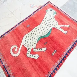 فرش دستباف نوبافت گبه طرح عکسي سایز قاليچه رنگ زمینه لاكي رنگ حاشیه لاكي کد ۳۹۵۲۶