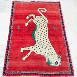 فرش دستباف نوبافت گبه طرح عکسي سایز قاليچه رنگ زمینه لاكي رنگ حاشیه لاكي کد ۳۹۵۲۶