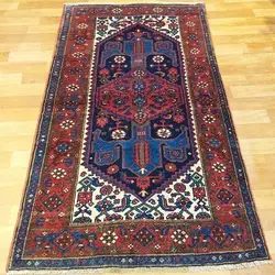 فرش دستباف آنتیک خمسه زنجان طرح لچک و ترنج سایز قاليچه رنگ زمینه سرمه اي رنگ حاشیه لاكي کد ۳۹۵۲۱