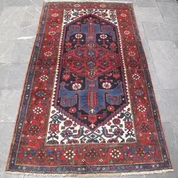 فرش دستباف آنتیک خمسه زنجان طرح لچک و ترنج سایز قاليچه رنگ زمینه سرمه اي رنگ حاشیه لاكي کد ۳۹۵۲۱