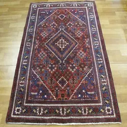 فرش دستباف آنتیک جوشقان کاشان طرح لچک و ترنج سایز قاليچه رنگ زمینه لاكي رنگ حاشیه سرمه اي کد ۳۹۴۹۷