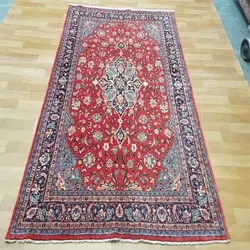 فرش دستباف ساروق طرح لچک و ترنج سایز پرده اي رنگ زمینه لاكي رنگ حاشیه سرمه اي کد ۳۹۵۳۴