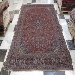 فرش دستباف آنتیک قزوين طرح لچک و ترنج سایز قالي رنگ زمینه لاكي رنگ حاشیه سرمه اي کد ۳۹۵۶۱