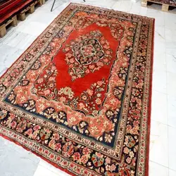 فرش دستباف محلی اراک طرح لچک و ترنج سایز قالي رنگ زمینه لاكي رنگ حاشیه سرمه اي کد ۳۹۷۵۲