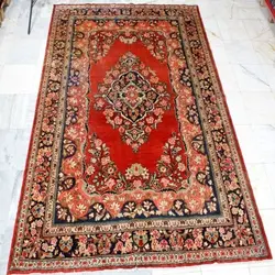 فرش دستباف محلی اراک طرح لچک و ترنج سایز قالي رنگ زمینه لاكي رنگ حاشیه سرمه اي کد ۳۹۷۵۲