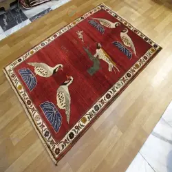 فرش دستباف گبه طرح عکسي سایز قاليچه رنگ زمینه لاكي رنگ حاشیه كرم کد ۳۹۷۶۴