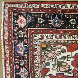 فرش دستباف حسين آباد همدان طرح لچک و ترنج سایز قاليچه رنگ زمینه لاكي رنگ حاشیه سرمه اي کد ۳۹۷۹۵