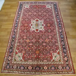 فرش دستباف حسين آباد همدان طرح لچک و ترنج سایز قاليچه رنگ زمینه لاكي رنگ حاشیه سرمه اي کد ۳۹۷۹۵