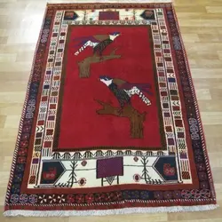فرش دستباف گبه طرح عکسي سایز قاليچه رنگ زمینه لاكي رنگ حاشیه كرم کد ۳۹۸۴۵