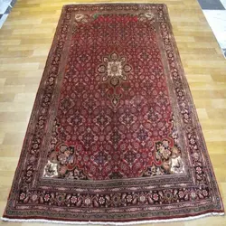 فرش دستباف بيجار طرح ترنجي ماهي سایز پرده اي رنگ زمینه لاكي رنگ حاشیه سرمه اي کد ۳۹۸۴۹