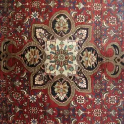 فرش دستباف بيجار طرح ترنجي ماهي سایز پرده اي رنگ زمینه لاكي رنگ حاشیه سرمه اي کد ۳۹۸۴۹